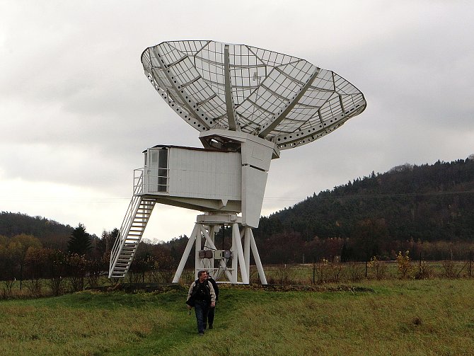 Dnes jsou po přilehlé louce rozeseté paraboly radioteleskopů a další měřící přístroje.