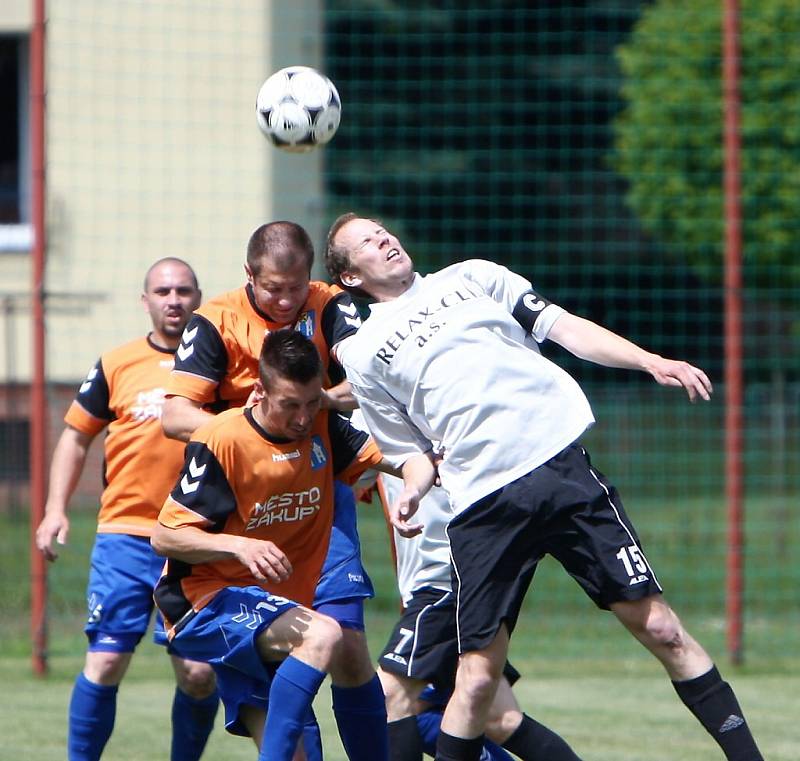 Zákupy - Doksy B/ Jestřebí 4:6 (2:2). Jerson a Serdel v hlavičkovém souboji s hostujícím kapitánem Pilařem.