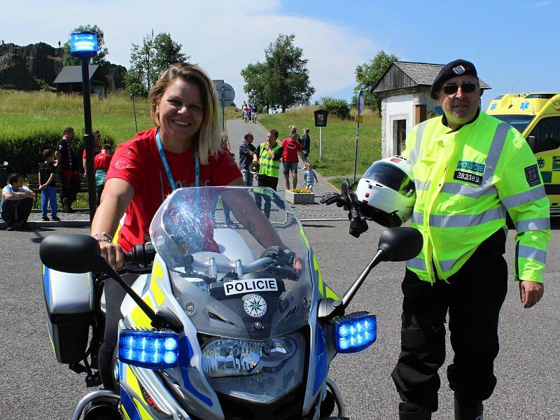 Nablýskaných motocyklů se k Panské skále sjelo téměř dvě stě. Spanilou jízdu doprovázeli i dopravní policisté.