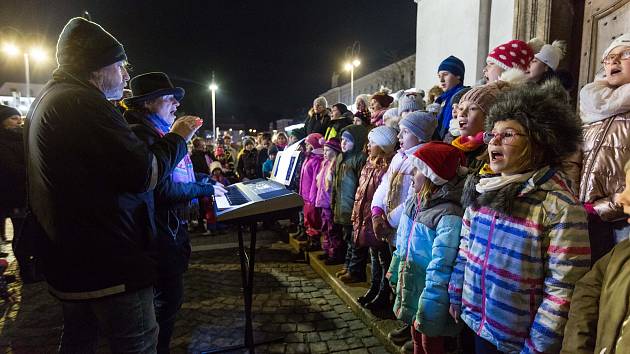 U novoborského kostela Nanebevzetí Panny Marie se na akci Česko zpívá koledy sešlo přes sto lidí.