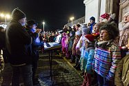 U novoborského kostela Nanebevzetí Panny Marie se na akci Česko zpívá koledy sešlo v roce 2019 přes sto lidí.