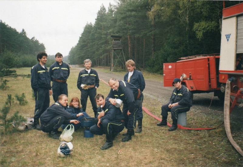 Fotografie z archivu Jiřího Suchardy, předsedy spolku Hasiči České republiky, z května 2001, kdy mezi Doksy A Ralskem vytvořili dobrovolní hasiči z celé ČR světový rekord v délce natažených hadic a dopravě vody.