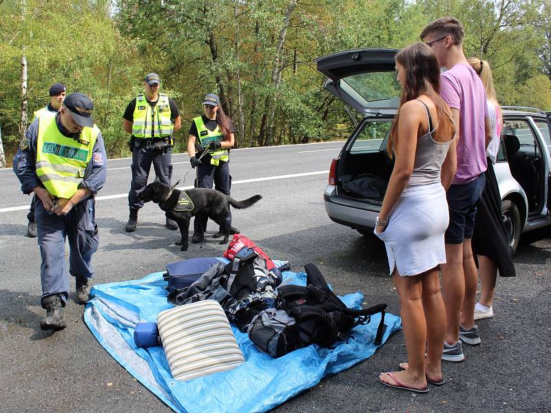 Festival provázely už od čtvrtečního odpoledne rozsáhlé policejní kontroly u silnic kolem Doks, ale nově také na vlakovém nádraží i přímo ve vlacích.