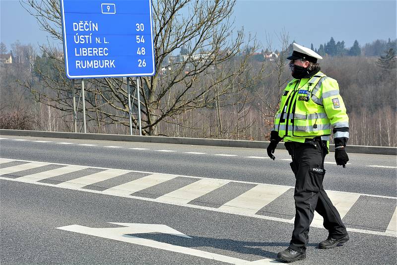 Policista Filip Hloušek slouží v České Lípě na dopravním inspektorátu, u dohledu nad silničním provozem.