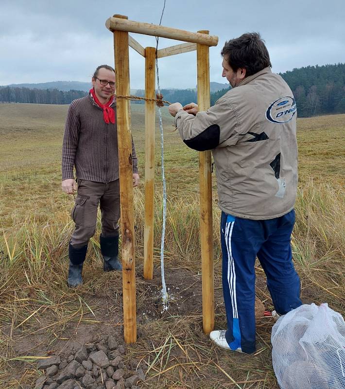 Prakticky ve stejném čase a za stejného počasí jako vloni se opět po roce pustili zaměstnanci Národního Geoparku Ralsko a více než dvě desítky dobrovolníků do výsadby dalších třiceti ovocných stromů.