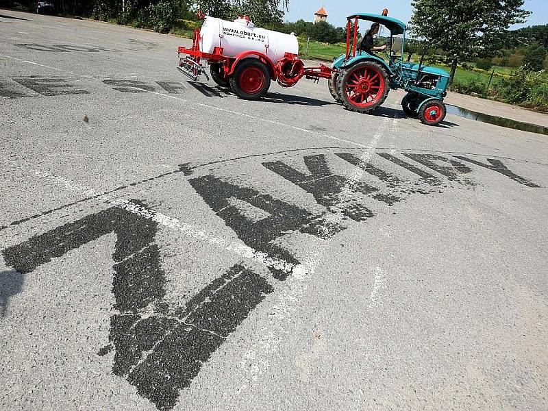 Starou Pražskou Stezku propagoval český skřítek spolu s historickými německými traktory na parkovišti po zámkem v Zákupech.