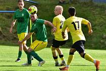 Stráž pod Ralskem (žlutá) doma nestačila na FC Pěnčín, kterému podlehla 0:4.