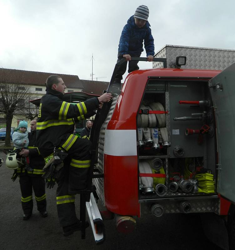 V sobotu dopoledne hasiči auto po přestavbě slavnostně představili veřejnosti.