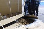 Celníci provedli důkladnou kontrolu nákladu. Kamiony ukrývaly celkem 183 neoznačených kartonových krabic, které obsahovaly 23 940 kg částečně zpracovaných tabákových listů.