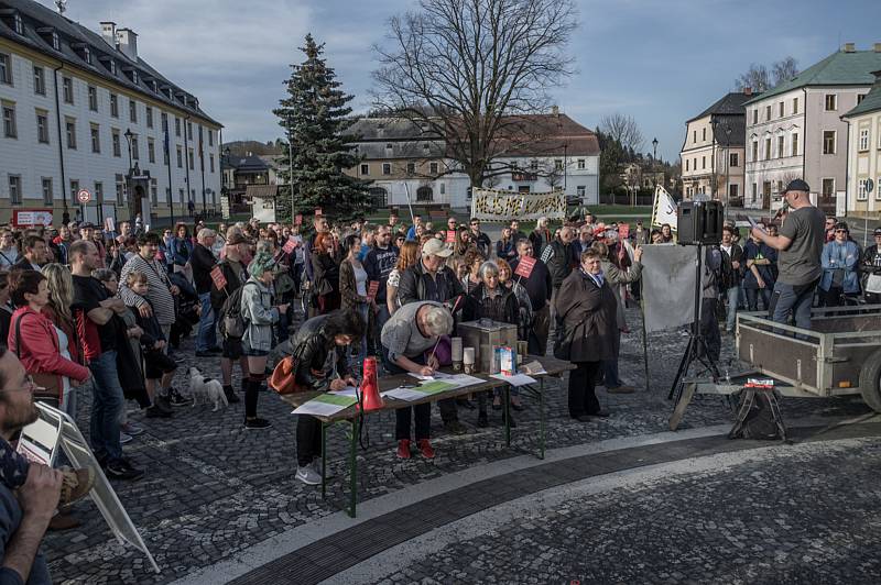 Na novoborském náměstí se sešlo kolem dvou set lidí.