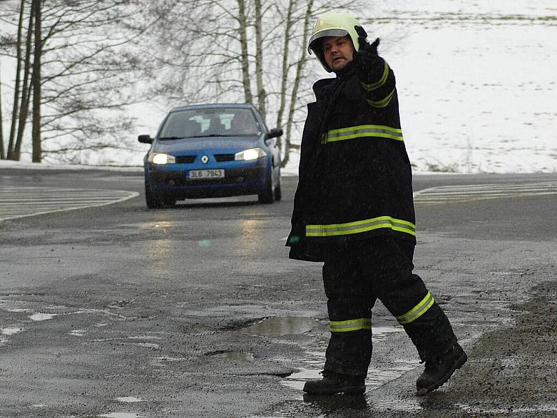 Zásah v hořícím domě si ve Sloupu v Čechách vyzkoušela místní jednotka dobrovolných hasičů společně se sbory z Brniště, Staré Lípy a Skalice u České Lípy.