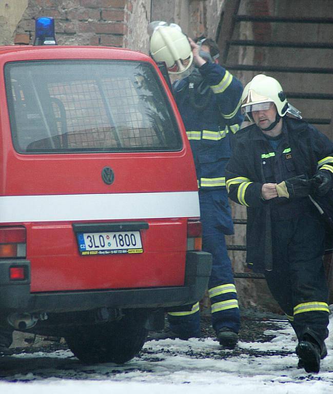 Zásah v hořícím domě si ve Sloupu v Čechách vyzkoušela místní jednotka dobrovolných hasičů společně se sbory z Brniště, Staré Lípy a Skalice u České Lípy.