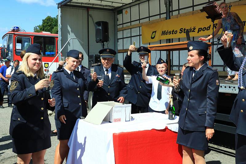 Slavnostní předání nové CAS jednotce SDH Stráž pod Ralskem.