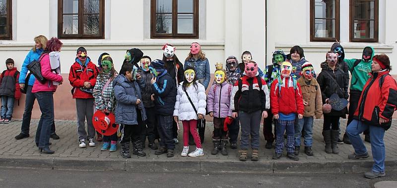 Exkurze žáků ZŠ praktická v Mimoni v zákupském Eduard Held Muzeu - muzeu výroby papírových masek a karnevalového zboží.