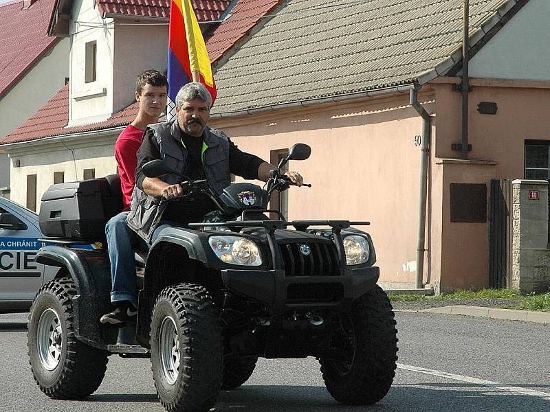 Malotraktory a vehikly všeho druhu se proháněly o víkendu obcí Kravaře, během pátého ročníku Vehicle Grand Prix Kravaře 2010.