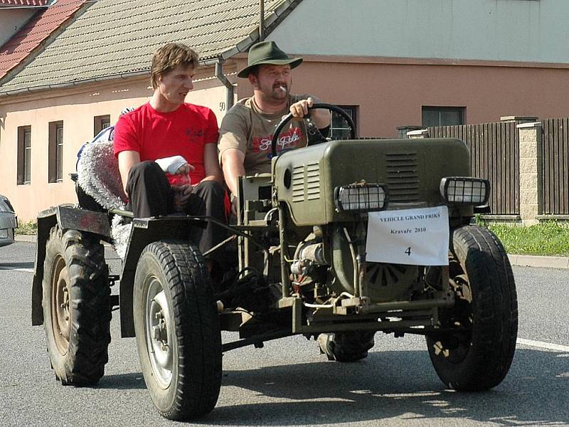 Malotraktory a vehikly všeho druhu se proháněly o víkendu obcí Kravaře, během pátého ročníku Vehicle Grand Prix Kravaře 2010.