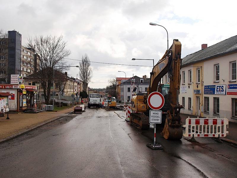 Ještě zhruba tři čtvrtě roku bude procházet jedna z hlavních dopravních tepen Nového Boru kompletní rekonstrukcí.