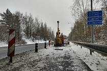 Na připravované stavbě mimoúrovňové křižovatky v Okrouhlé byl dokončen geotechnický průzkum.