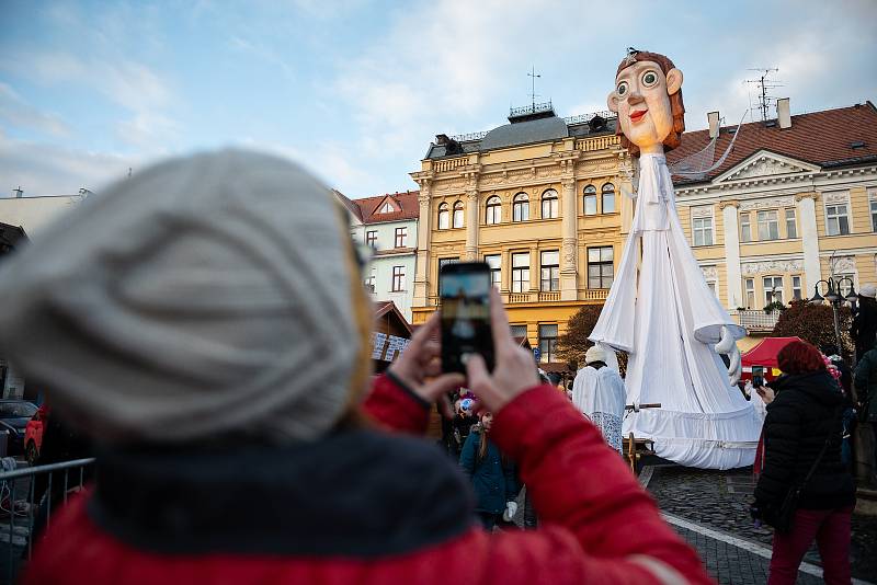 Rozsvícení vánočního stromu v České Lípě s koncertem Ewy Farne.