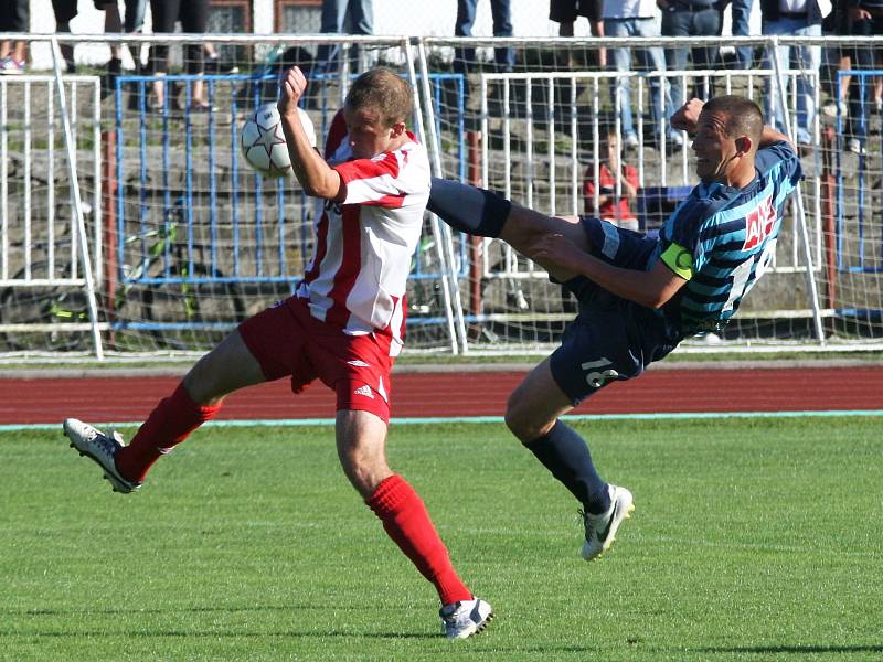 Arsenal Česká Lípa - Hlavice 1:0. Broschinského střelu se snaží zablokovat hostující Studík.