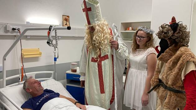 Mikuláš, čert a anděl navštívil pacienty v českolipské nemocnici.