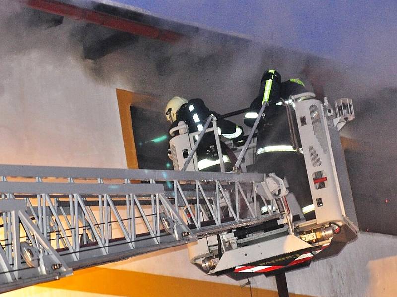 S ohněm, který poškodil třetinu rozsáhlé budovy, bojovalo několik desítek hasičů z Českolipska. 