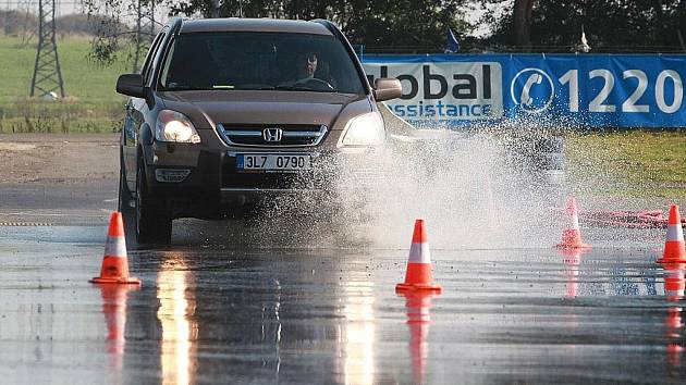 Záludnosti jízdy si otestovala stovka  maminek  pod dohledem zkušených instruktorů na autodromu v Sosnové.  V pondělí tu proběhly kurzy bezpečné jízdy speciálně pro matky s dětmi, které organizuje Liberecký kraj. 