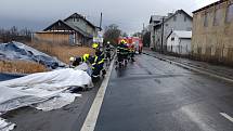 Dobrovolné hasiče ze Zákup kromě řady popadaných stromů zaměstnalo několik stržených střech. Jedna zablokovala silnici v Kamenici.