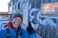 Jan Venca Francke, jeden z tatínků místního školáka, se v současnosti účastní závodu na Aljašce a lidé mohou přispívat částku za každý kilometr, který zdolá.