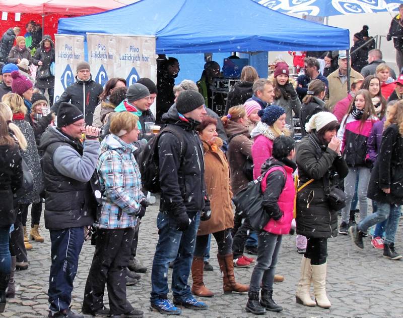 Na narozeninách pivovaru: pivo teklo proudem, úvodní slovo měl majitel pivovaru Jiří Jakoubek, vystoupila taneční skupina Tutti Frutti iděti ze ZUŠ Cvikov. 