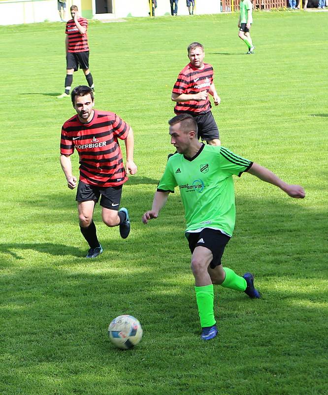 Kamenice - Žandov 3:3 (1:0). Hosté ze Žandova (červené dresy) prohrávali v Kamenici už 0:3, přesto vybojovali remízu.