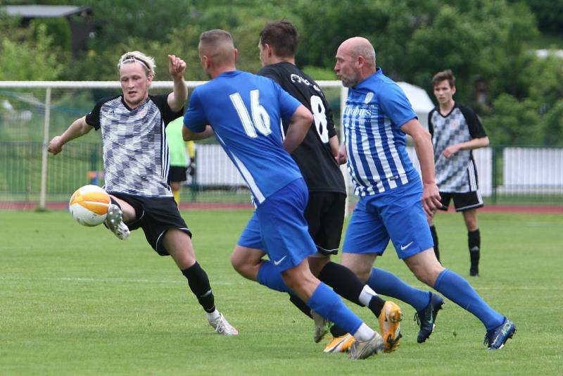 Fotbalisté České Lípy (modré dresy) doma porazili Kosmonosy 5:1.