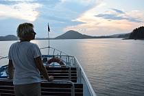 Večerní plavby lodi Máj po Máchově jezeře se o letních prázdninách konají vždy v úterý, čtvrtek a sobotu.