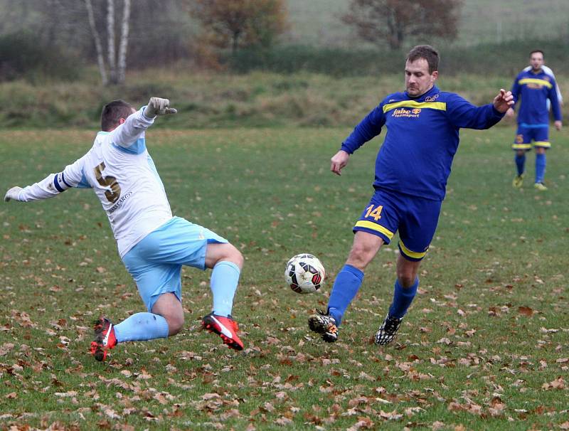 Lokomotiva Č. Lípa vyhrála v Dolní Libchavě na penalty. Ješeta se snaží zastavit pronikajícího Tomáška.