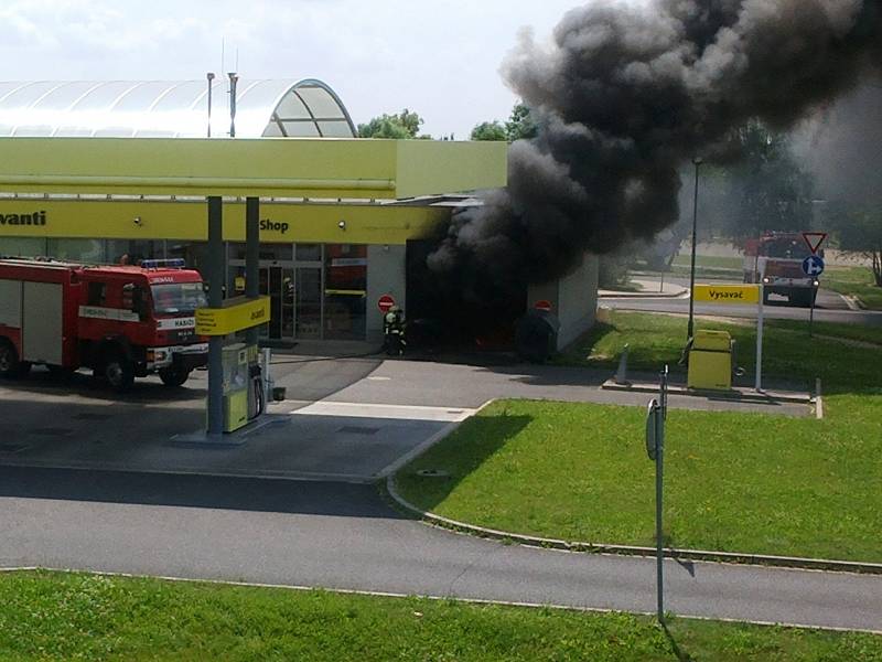 Požár renaultu v myčce na Ladech. 