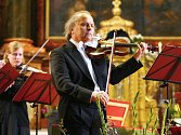 Dvanáctý ročník festivalu zahájil v zaplněné bazilice houslista Václav Hudeček, kterého doprovodil soubor Barocco sempre giovane. 