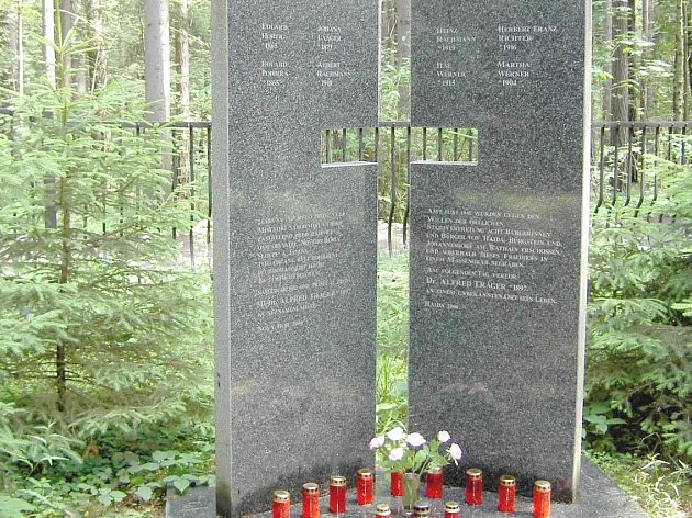 Pomník obětem novoborského excesu, vybudovaný r. 2006.