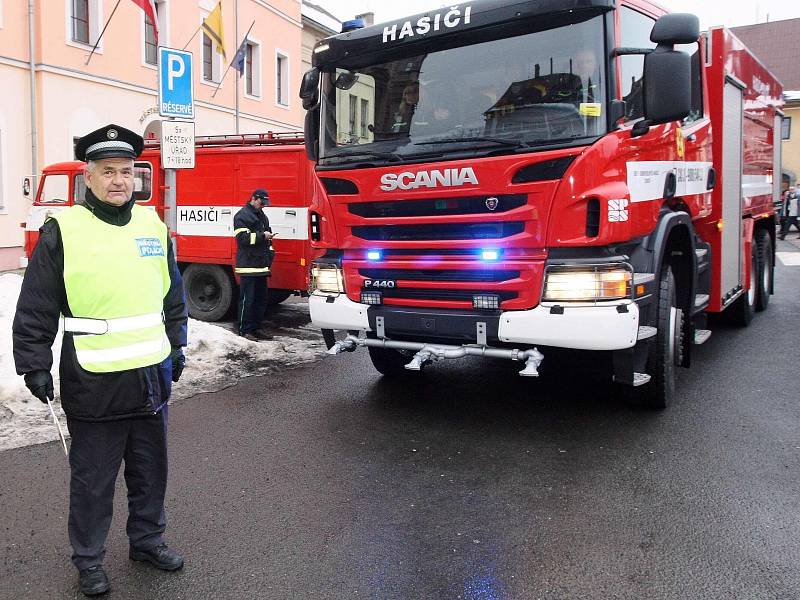 Dobrovolné hasičské sbory ze Cvikova a Jablonného v Podještědí převzaly na náměstí ve Cvikově dva hasičské automobily. Nejnovější technikou vybavené a repasované Scanie nahradí letité a nespolehlivé vozy v obou městech. 