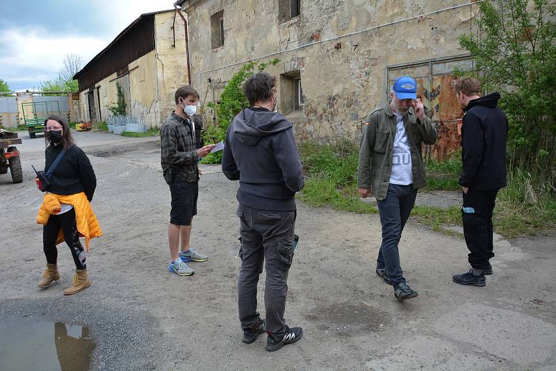 Nová filmová komedie Grand Prix právě vzniká ve Cvikově, Zákupech a v Sedlišti, jedné ze zapomenutých osad Luhova.