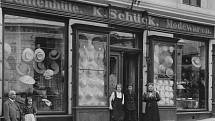 Obchod rodiny Schückových na dnešní třídě Jindřicha z Lipé. Žila zde babičky amerického profesora Martina Tompeho.
