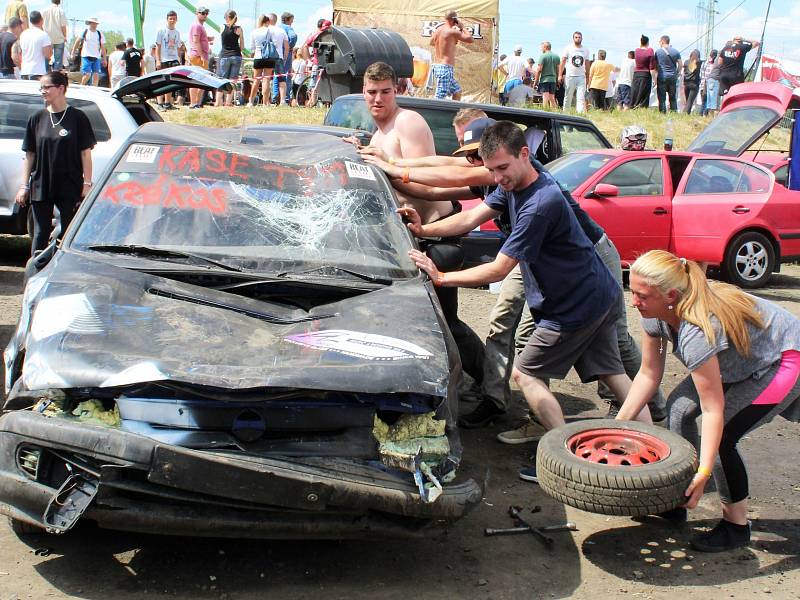 Milovníci adrenalinu si přišli o víkendu na své na Autodromu Sosnová, který hostil tradiční demoliční závod autovraků Destruction derby.