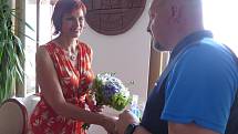 Jitka Volfová, starostka města Česká Lípa, přivítala úspěšné starší dorostence fotbalového Arsenalu.