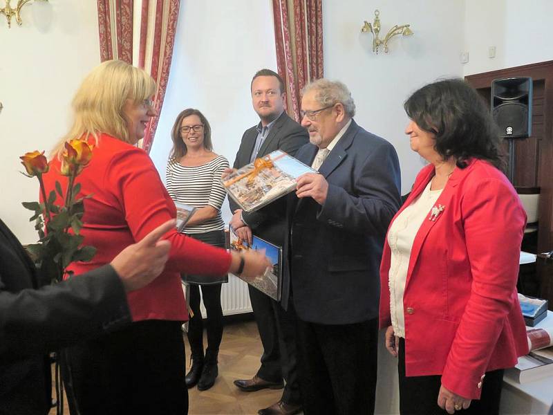 Sedm občanů převzalo z rukou starostky Romany Žatecké ocenění „Poděkování starostky“.