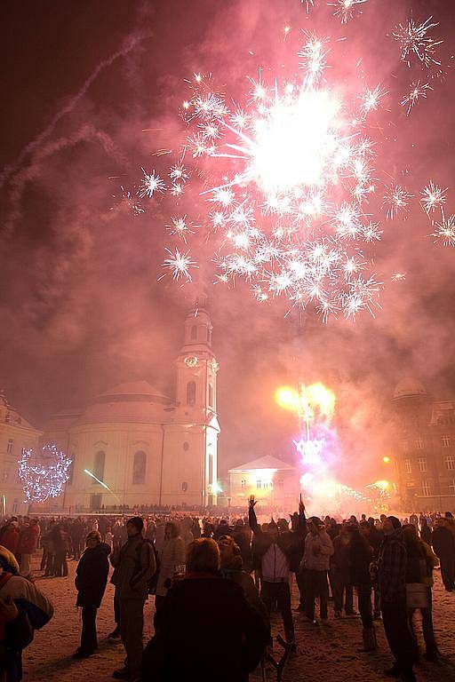 Silvestrovské oslavy na novoborském náměstí.