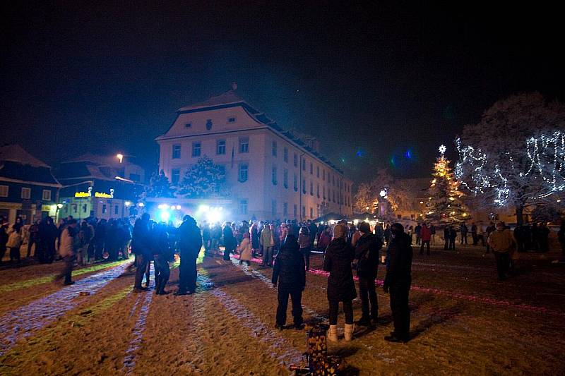 Silvestrovské oslavy na novoborském náměstí.