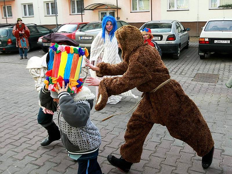 V neděli uspořádalo občanské sdružení Tosara pro děti masopustní průvod Ploužnicí.