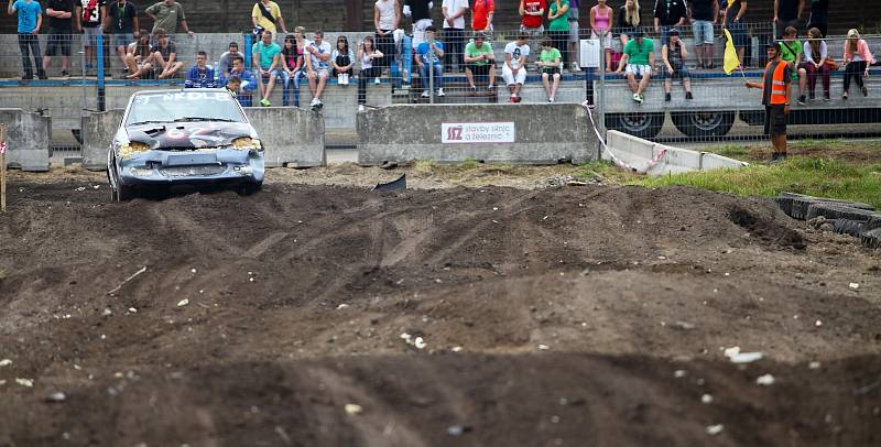 Destruction derby na autodromu. Den první.