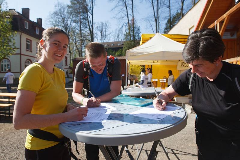 Ve Stráži pod Ralskem se konal orientační pochod se psy - Strážský dogtrek. Na trasu dlouhou 12 km se přihlásilo na dvě stovky účastníků.