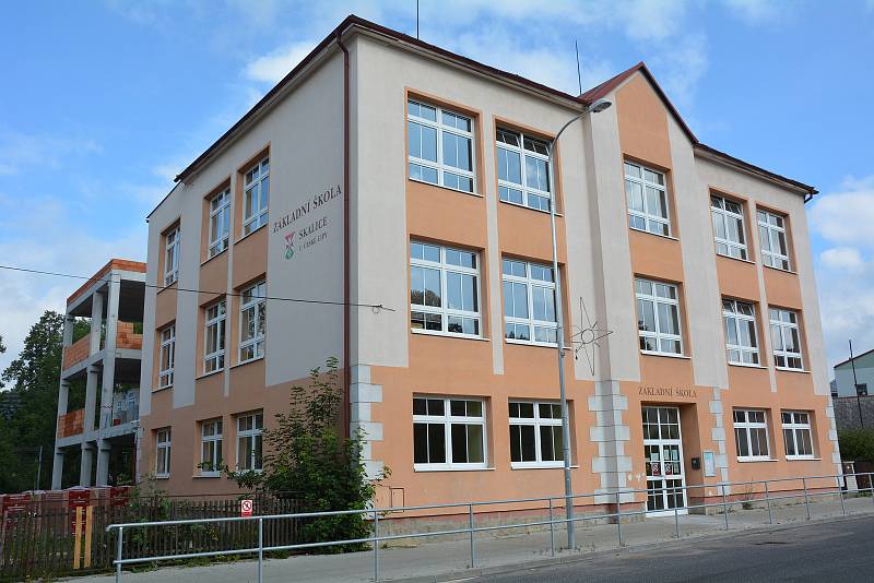 Ve Skalici u České Lípy přistavují celou budovu druhého stupně zdejší základní školy.
