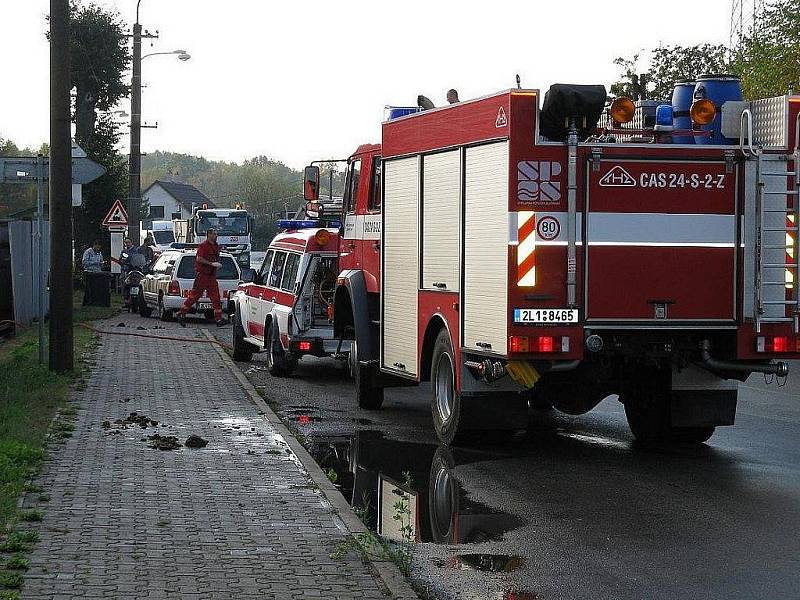 Při nehodě v Zákupech se ve středu ráno vážně zranila spolujezdkyně, kterou museli zdravotníci letecky transportovat do liberecké nemocnice.